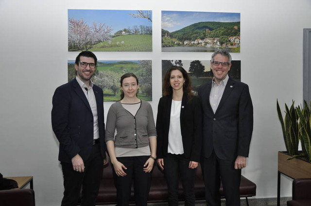 Die beiden neuen Kolleginnen werden vom Landrat und Abteilungsleiter umrahmt.