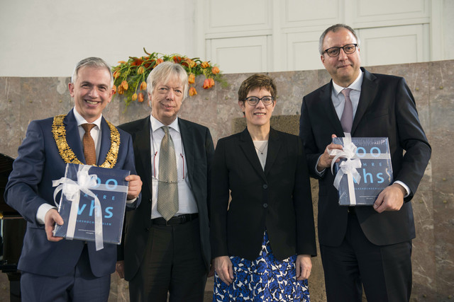 Der Oberbürgermeister und der Präsident des Bundesverfassungsgerichts präsentieren die Festschrift "100 Jahre vhs".
