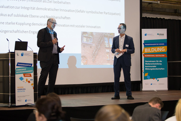 Podiumsteilnehmer im Gespräch nach dem ersten Vortrag