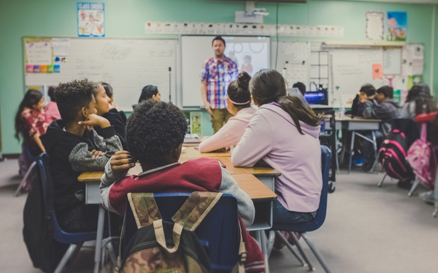 Schülerinnen und Schüler in einem Klassenzimmer