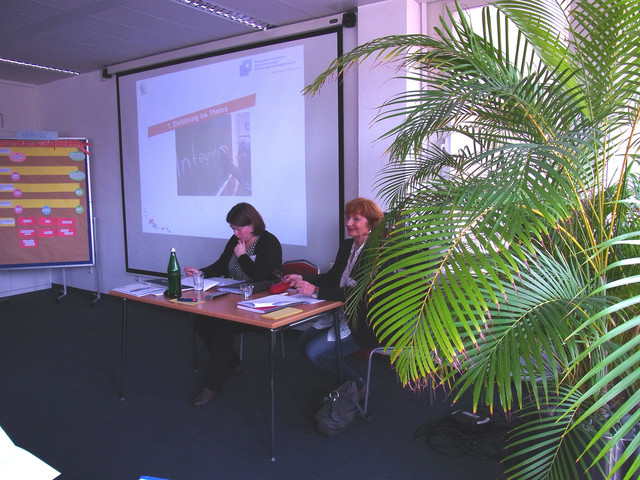 Wanda Krautter (links) und Felicitas von Küchler (rechts) von der INBAS GmbH vermitteln einen Einblick in das Thema.