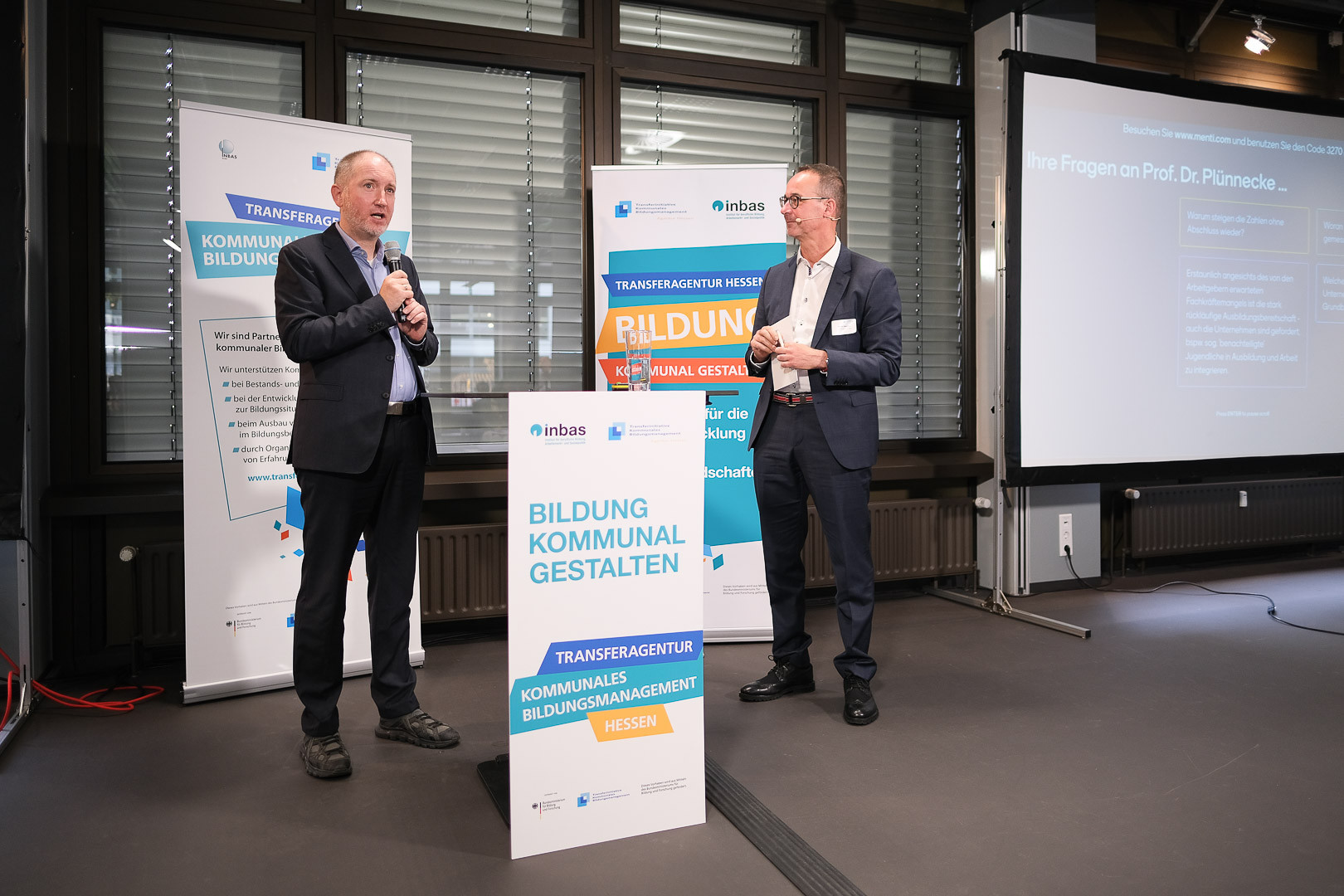 Vortragsredner und Moderator im Bühnenbereich