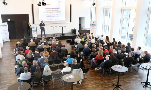 Die Teilnehmenden hören interessiert den Auführungen der ersten Referentin zu.