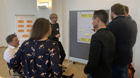 Diskussion zum Projekt vor Flipchart