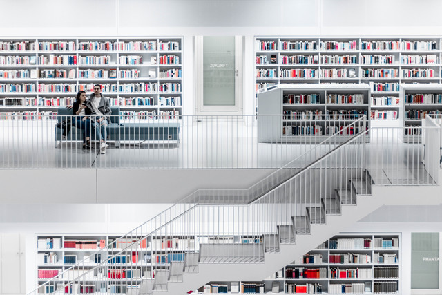 helles, modernes Bibliotheksgebäude mit Besucherinnen und Besuchern
