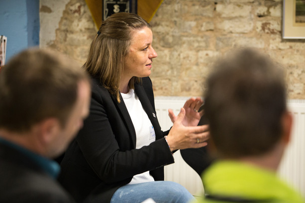 Teilnehmerin dankt der Impulsgeberin des Workshops für ihren gelungenen Beitrag.