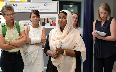 Khulud Sharif-Ali, Bildungskoordinatorin für Neuzugewanderte im Landkreis Fulda, stellt Ursachen und Herausforderungen weiblicher Geflüchteter vor.