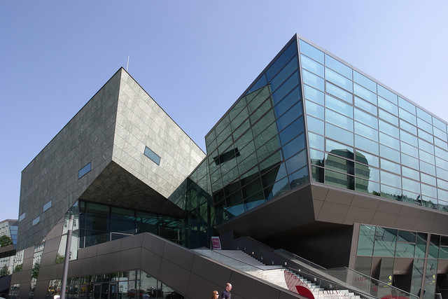 bekanntes Darmstädter Gebäude mit Treppe
