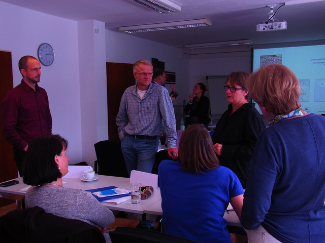 Teilnehmende im Gespräch mit der Referentin Monika Käseberg vom Landkreis Groß-Gerau (2.v.r.)