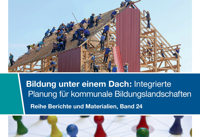 Männer beim Hausbau, darunter bunte Spielfiguren aus Holz auf einem Spielbrett