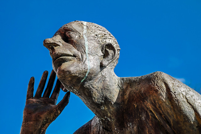 Bronzeskulptur vor blauem Himmel