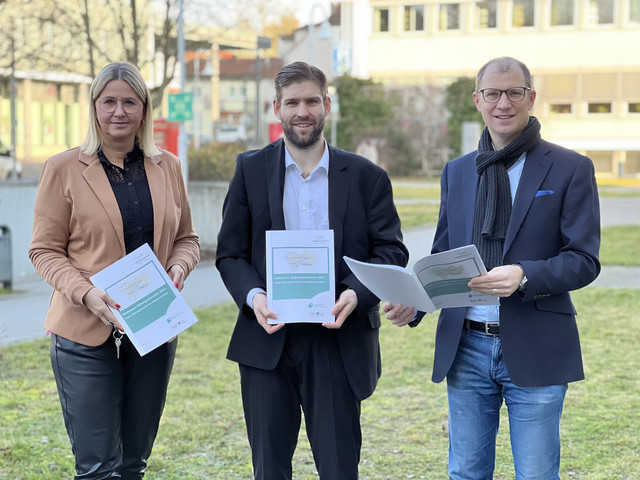 drei Verantwortliche für den Bildungsbericht stellen ihn vor: Landrat Jan Weckler, Antje Heerdt, Leiterin des Fachbereichs Bildung und Gebäudewirtschaft und Bildungsmonitorer Konrad Laurin Wolf. 