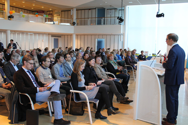 Gut gefüllter Plenarsaal bei der Eröffnung durch Kreisbeigeordneten Weckler. 