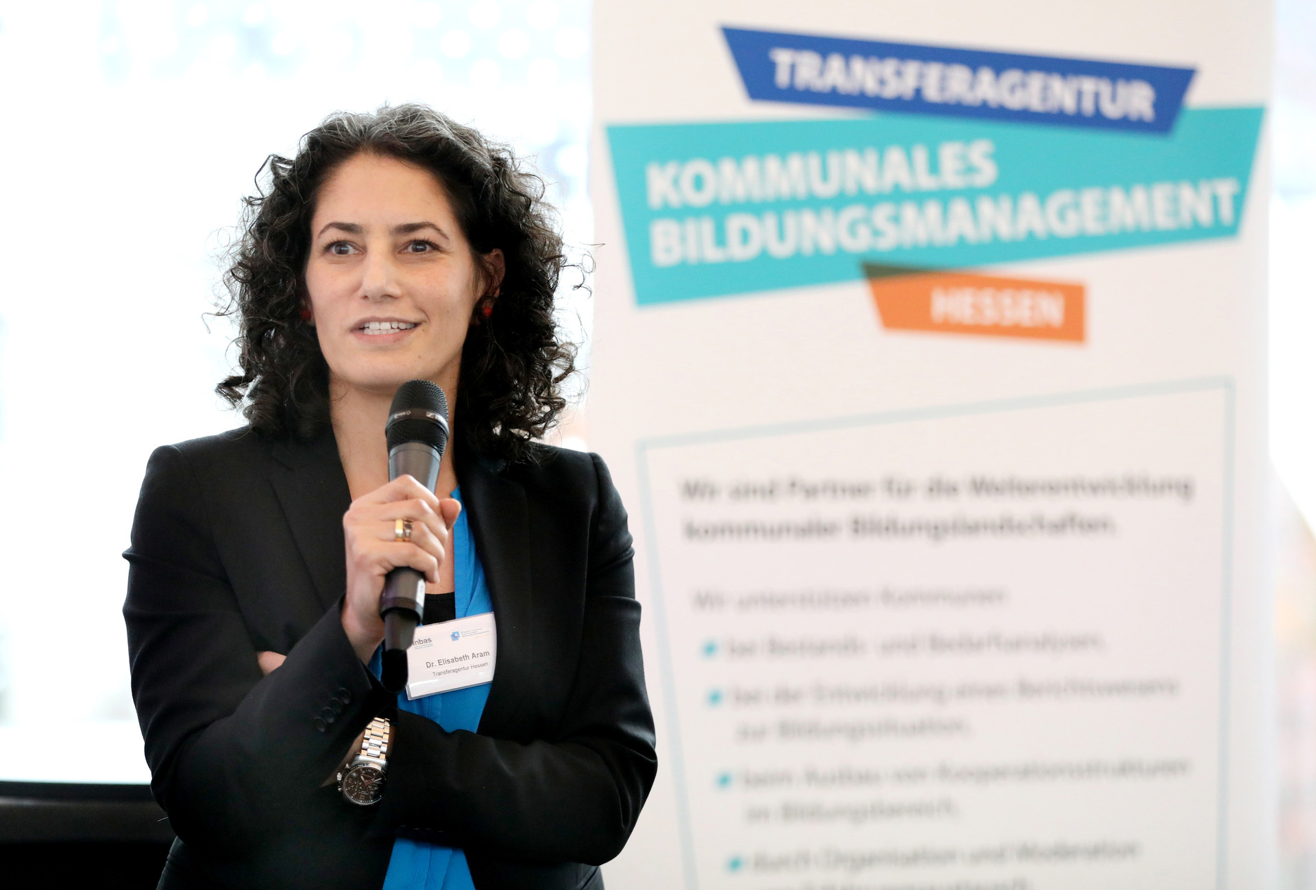 Die Leiterin der Transfagentur Hessen spricht ein Grußwort.