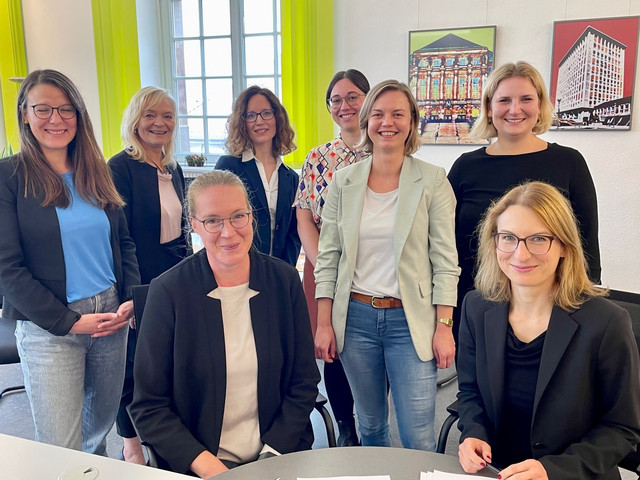Nicole Maisch und Julia Klausing unterschreiben die Zielvereinbarung in Kassel.