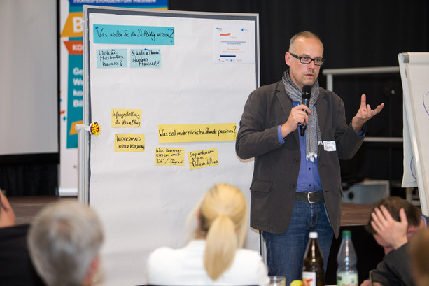Der Referent des Fachforums Kommunikation in der Vorlaufphase zu seinem Vortrag
