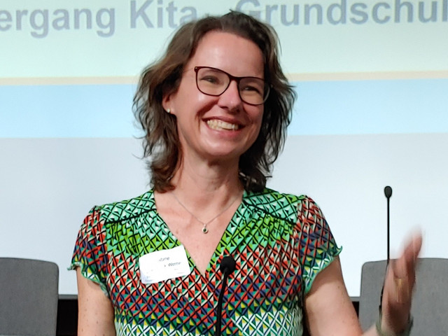 Das ehrenamtliche Magistratsmitglied begrüßt die Teilnehmenden aus den Bildungsbereichen Kita und Grundschule..