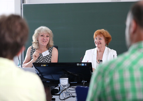Katharina Seewald, Leiterin der Volkshochschule Kassel, informiert über das Projekt "Einstieg Deutsch", das sprachliche Erstförderung basierend auf einem Blended-Learning-Konzept zum Ziel hat.