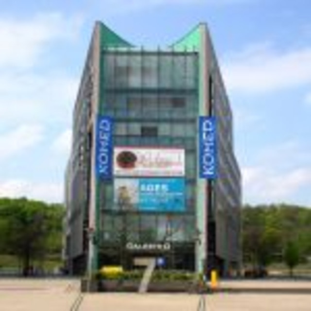 Außenansicht des KOMED am MediaPark 7