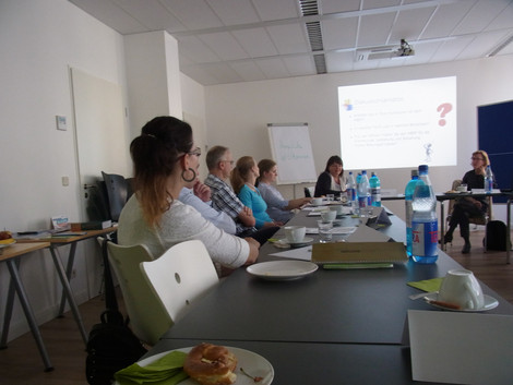 Dr. Minja Dubowy von der Universität Frankfurt (rechts) präsentiert Entwicklungen aus der Bildungsforschung.