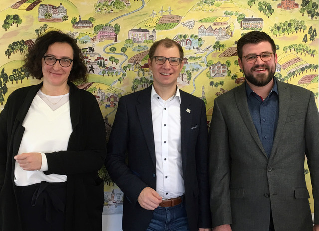 Bildungsmanagerin und Bildungsmonitorer mit ihrer politischen Spitze