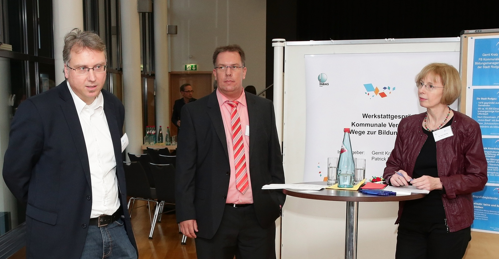 v.l.n.r.: Patrick Möser, Fachbereichsleiter in der Abteilung vhs der Lahn-Dill-Akademie, und Gerrit Kratz (Stadt Rodgau)im Werkstattgespräch mit Dr. Karin Becker (INBAS GmbH)