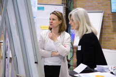 Zwei Frauen betrachten gemeinsam die Darstellung des Landkreis Fulda.