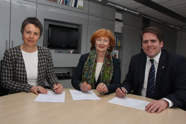 v.l.n.r.: Landrätin Kirsten Fründt, Felicitas von Küchler (INBAS GmbH), Erster Kreisbeigeordneter Marian Zachow; Foto: Landkreis Marburg-Biedenkopf