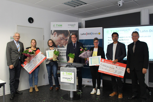 Das Bildungsofrum startete mit einer Preisverleihung Auf dem Foto sind die Preisträger des diesjährigen Bildungspreis des Lahn-Dill-Kreises zu sehen