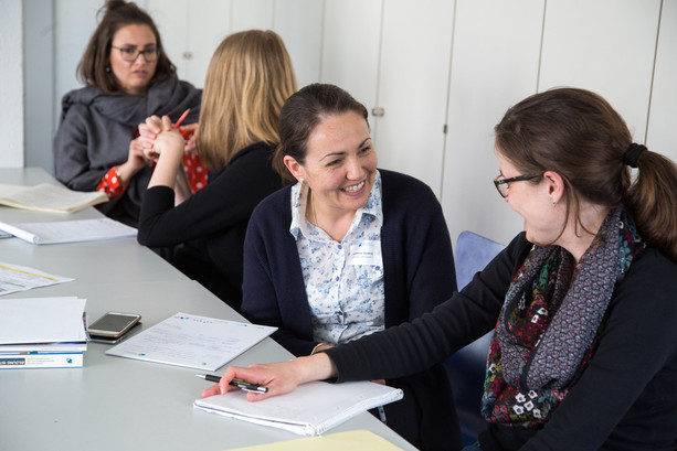 Workshopteilnehmerinnen tauschen sich aus.
