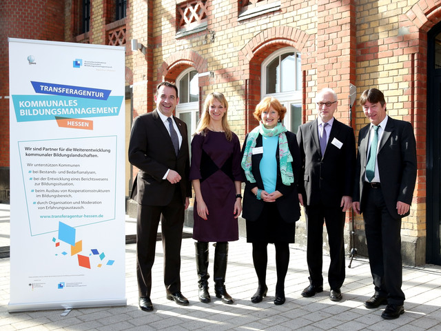 v.l.n.r.: Kultusminister Lorz mit Referatsleiterin Schwertfeger (BMBF), Projektleiterin von Küchler (INBAS GmbH), Geschäftsführer Winter (INBAS GmbH) und Bürgermeister Schneider (Magistrat Offenbach); Foto: Joachim Storch