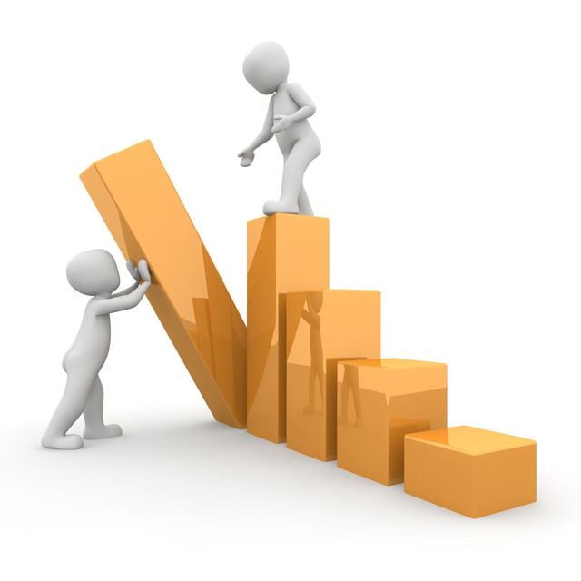 Menschen bauen gemeinsam etwas auf.