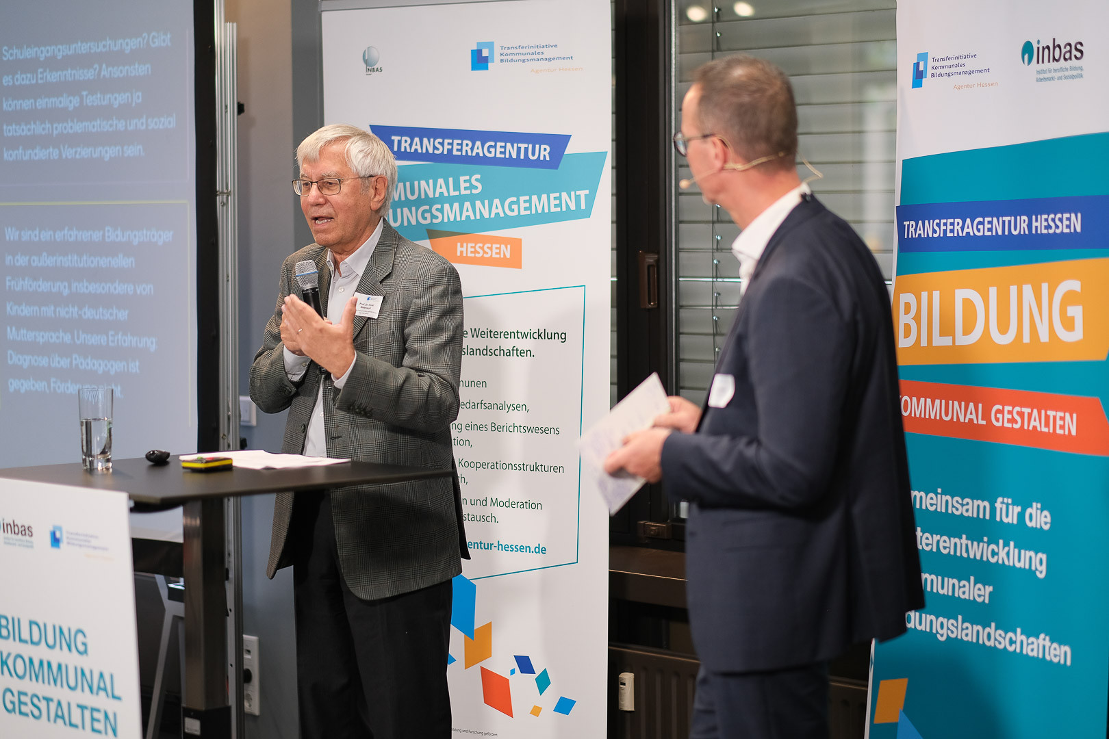 Vortragsredner und Moderator im Bühnenbereich