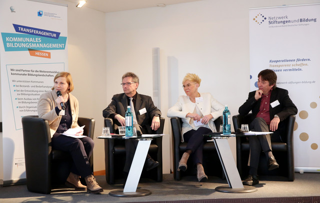 v.l.n.r.: Sabine Süß (Netzwerk Stiftungen und Bildung), Staatssekretär Jo Dreiseitel (HSMI), Dr. Marie-Luise Stoll-Steffan (Die Wiesbaden Stiftung), Bürgermeister Peter Schneider (Stadt Offenbach a.M.)