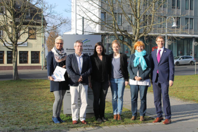 Von rechts nach links: Erster Kreisbeigeordneter Jan Weckler (Wetteraukreis), Felicitas von Küchler (INBAS GmbH), Bildungskoordinatorin Kinga Bichler (Wetteraukreis), Carolin Seelmann (INBAS GmbH), Bildungskoordinator Dr. Gerd Ulrich Bauer (Wetteraukreis