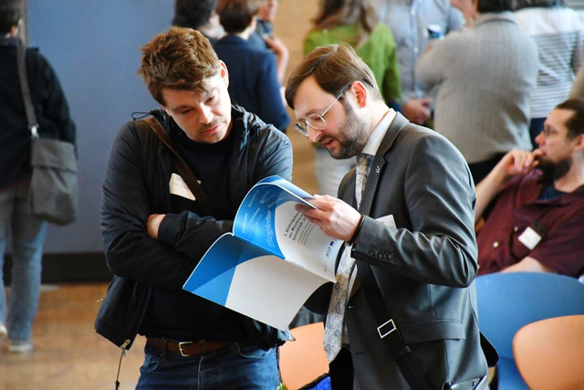 Zwei Teilnehmer lesen den Report