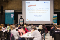 Die Leiterin der Transferagentur Hessen heißt die Tagungsgäste willkommen.