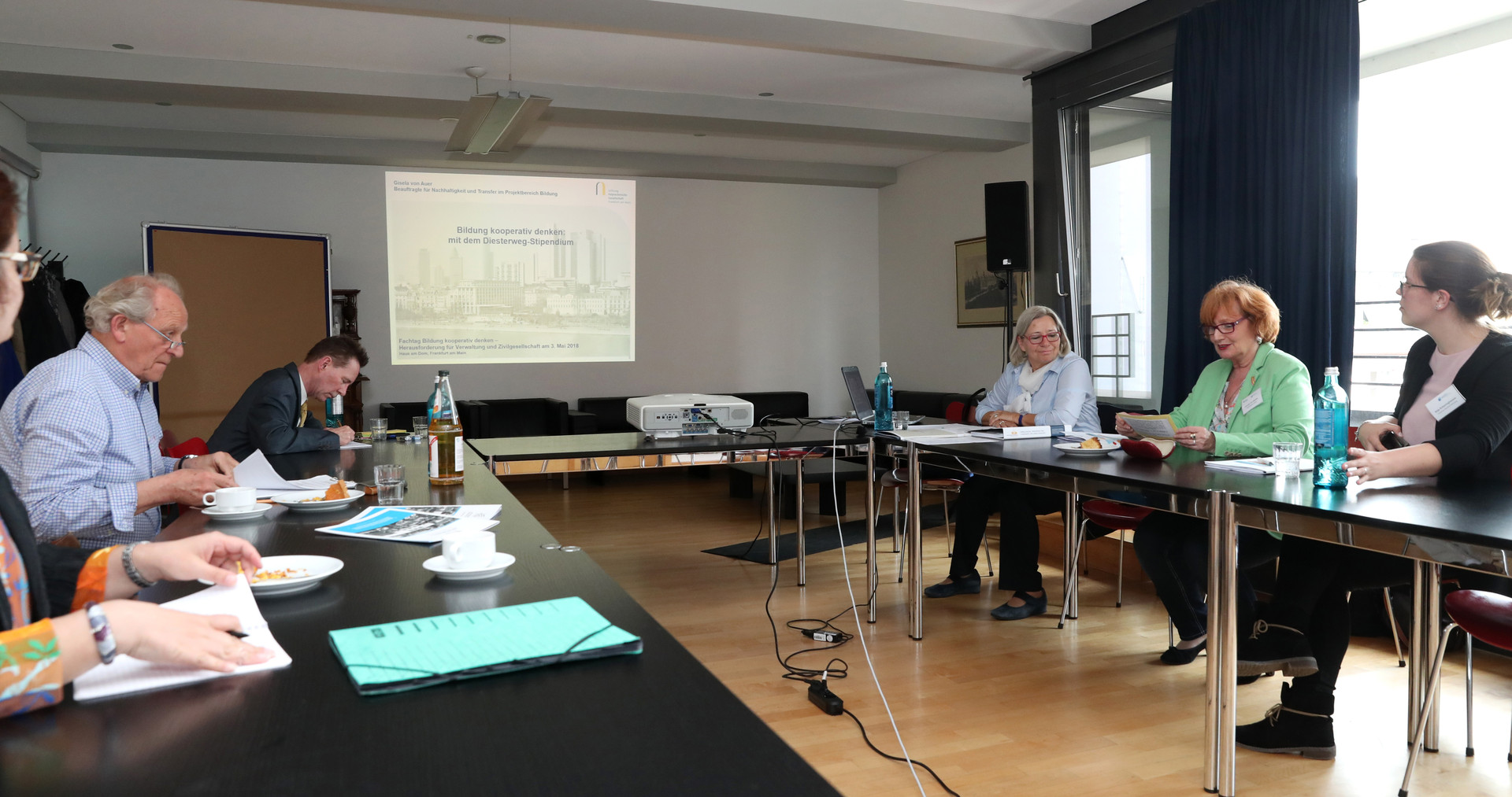 Forumsteilnehmende im Salon des Haus am Dom