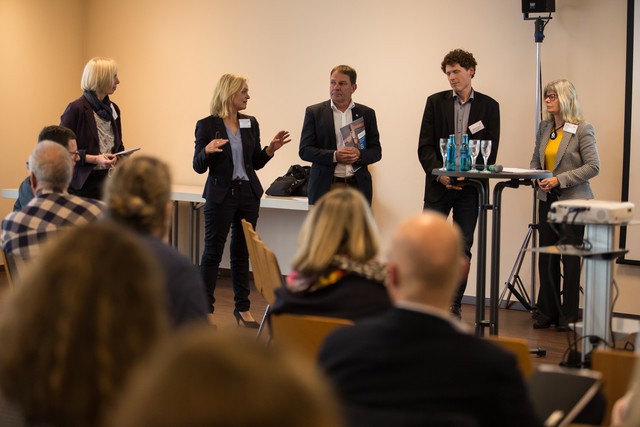 Inputgeberinnen und -geber diskutieren im dritten Fachforum