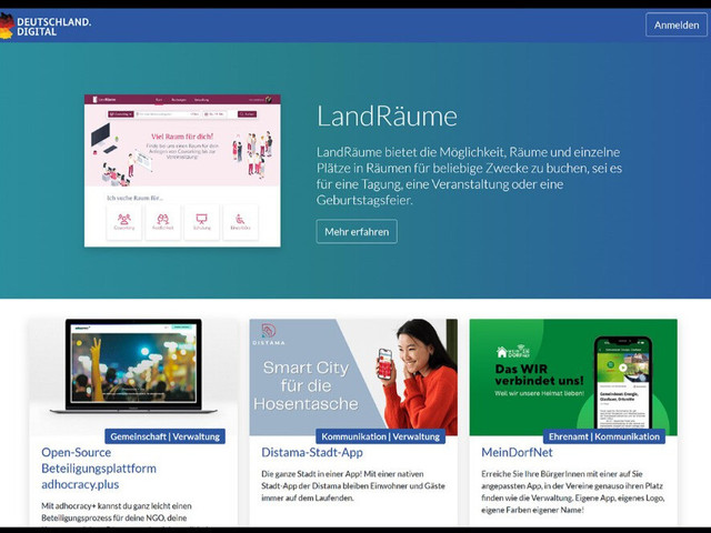 Das Bild zeigt die Website "Deutschland Digital" auf einem Laptop, welche verschiedene digitale Lösungen für Gemeinden und Bürger anbietet. Dazu gehören Plattformen für Beteiligung, Stadt-Apps und Netzwerke für Ehrenamtliche, die darauf abzielen, die Kommunikation und Zusammenarbeit in ländlichen Räumen zu fördern.