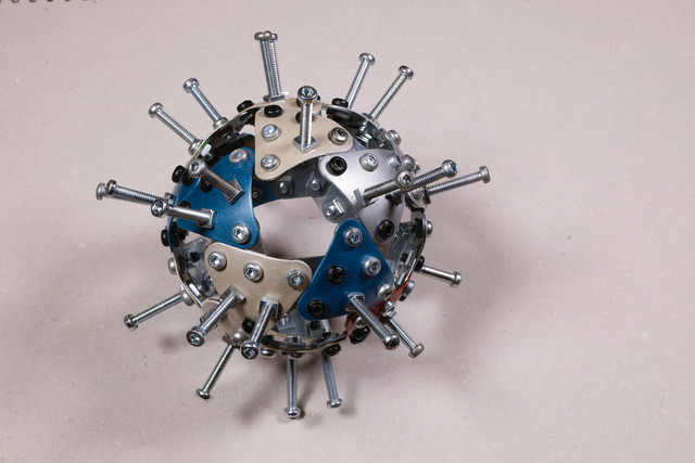 ein Nachbau des aktuellen Virus aus Nägeln und anderen Metallteilen