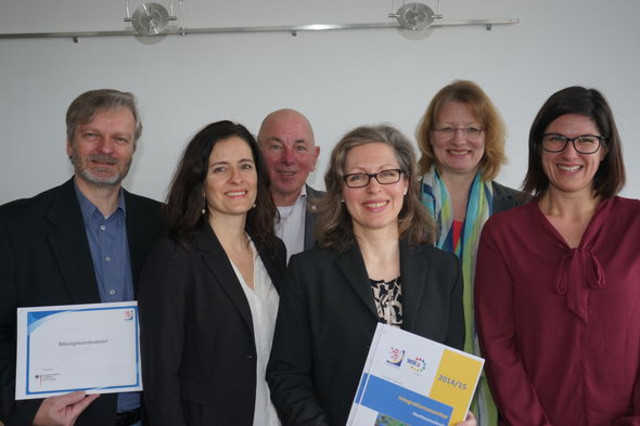 v.l.nr.: Bildungskoordinator Rainer Hoffmann-Alfke (HTK), Bildungskoordinatorin Maria Papadopoulos (HTK), Hans Breunig (Fachbereichsleiter Integration HTK), Sabine Schleiermacher (Koordinatorin Integration HTK), Sozialdezernentin Katrin Hechler (HTK), Car