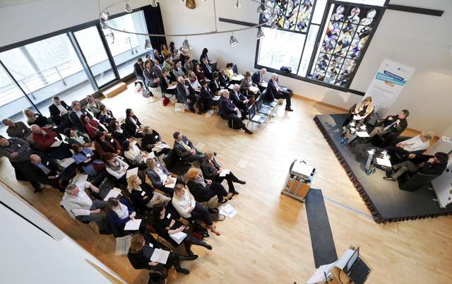 Teilnehmende verfolgen mit Interesse die Beiträge der Podiumsgäste. Foto: STORCH - Agentur für Pressefotografie