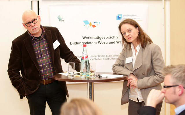 Heiner Brülle, Amt für Soziale Arbeit der Stadt Wiesbaden, und Dr. Jutta Laukart, INBAS GmbH, beantworten Fragen aus dem Publikum