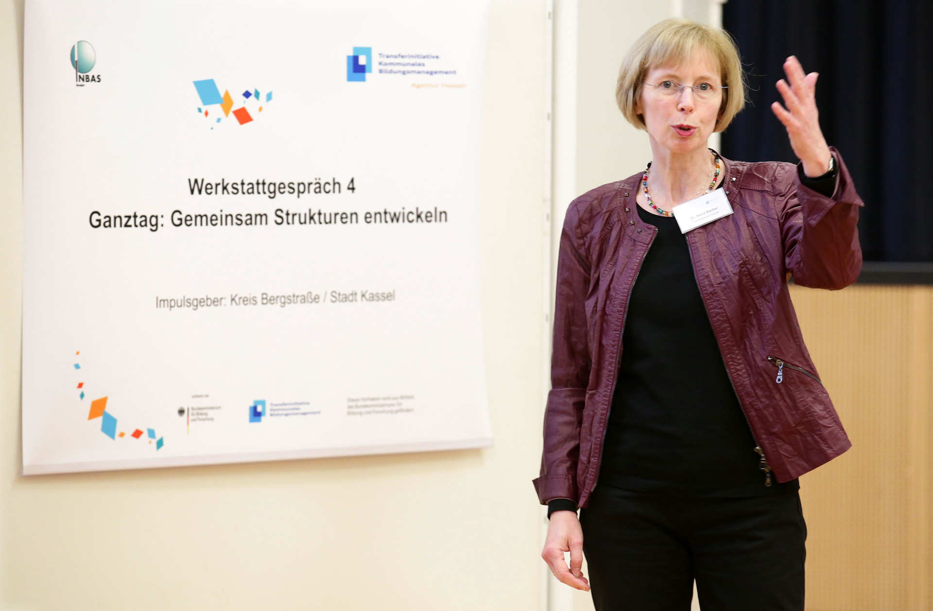 Dr. Karin Becker, INBAS GmbH, leitet zur Phase der Werkstattgespräche über.