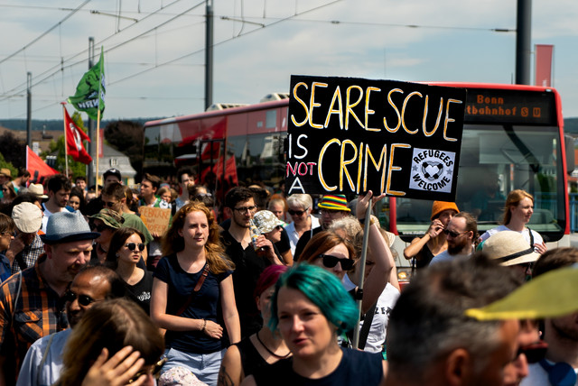 für die Seenotrettung demonstrierende Menschen