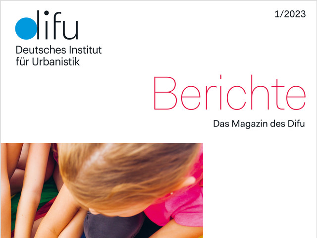 Das Titelbild des "Berichte" 1/23 vom Difu zeigt viele Kinderhände die sich mittig treffen auf buntem Hintergrund. 
