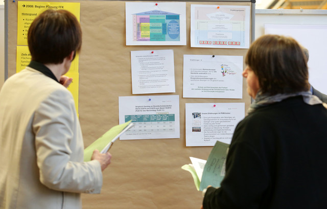 Claudia Blume, Stabsstelle Schulplanung und Entwicklung, LK Bergstrasse (links) mit Moderatorin Beatrice Ploch, Fachstelle Bildungskoordinierung und Beratung, Stadt Offenbach (rechts)