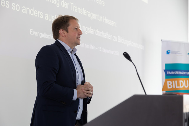 PD Dr. Christoph Peters über kommunale Aktivitäten hin zu analog-digital vernetzten Bildungslandschaften. Milton Arias / Transferagentur Hessen