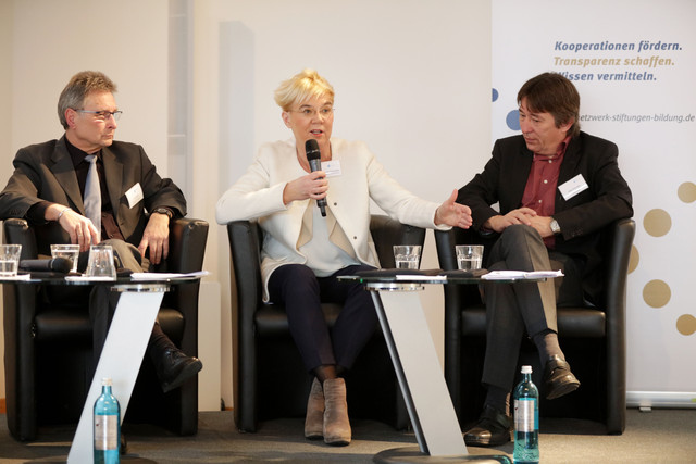 v.l.n.r.: Staatssekretär Jo Dreiseitel (HSMI), Dr. Marie-Luise Stoll-Steffan (Die Wiesbaden Stiftung), Bürgermeister Peter Schneider (Stadt Offenbach a.M.)